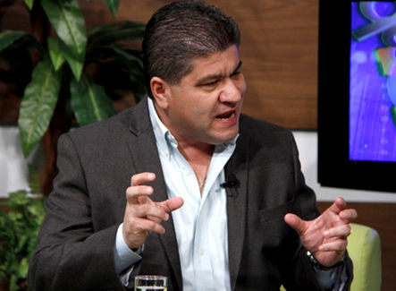 Tiembla Riquelme con firmas de Javier Guerrero