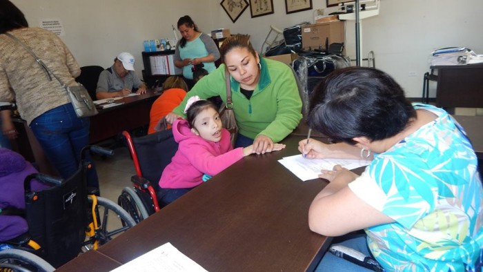 PREPARADOS ACUÑENSES PARA RECIBIR SILLAS DE RUEDAS,  DE LA ASOCIACIÓN MÉDICO DENTAL DE SAN ANTONIO, TX.