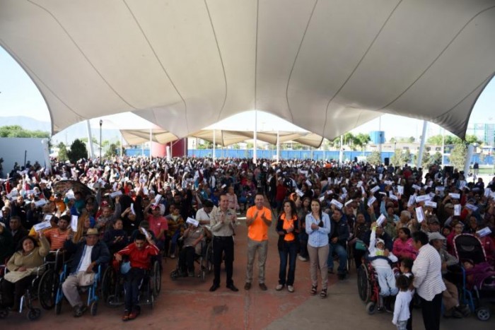 Entregan apoyos económicos a quienes más lo necesitan