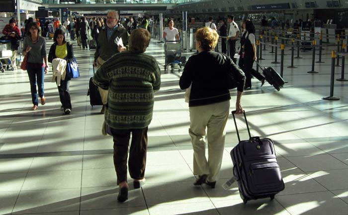 Profeco va contra aerolíneas por cobro de maletas