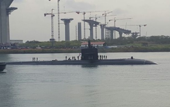 Captan a submarino nuclear estadounidense cruzando el canal de Panamá