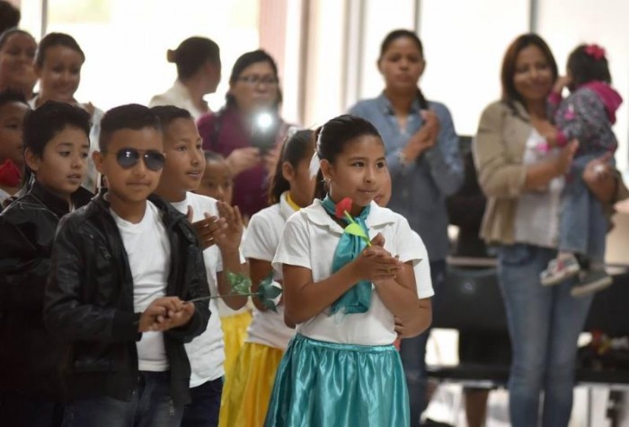 Presentan niños en Presidencia Periódico Mural