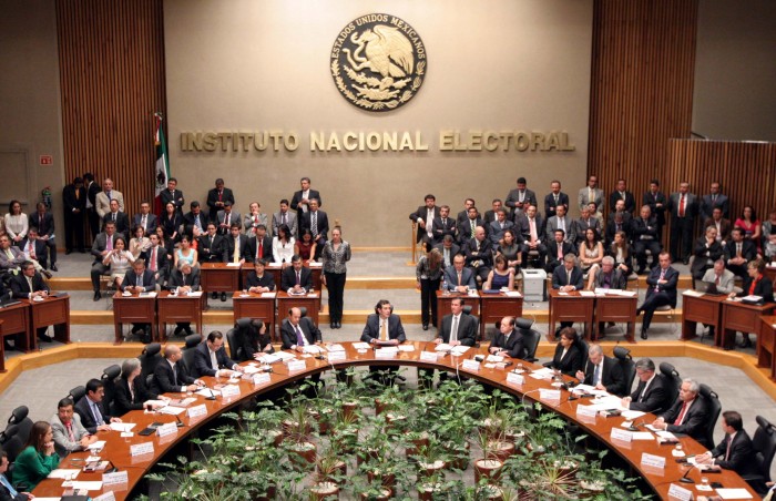 Si no están a la altura renuncien, advierte INE a consejeros locales