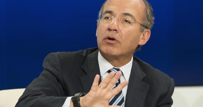 Al grito de "asesino", irrumpen activistas conferencia d e Felipe Calderón