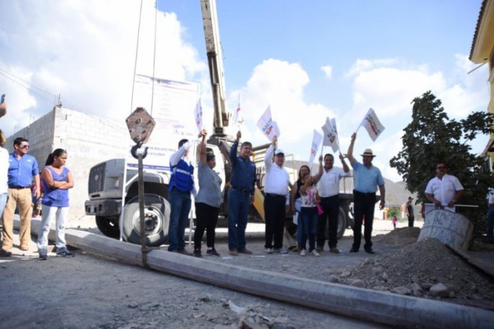 Inicia Isidro instalación de red eléctrica en colonia La Gloria