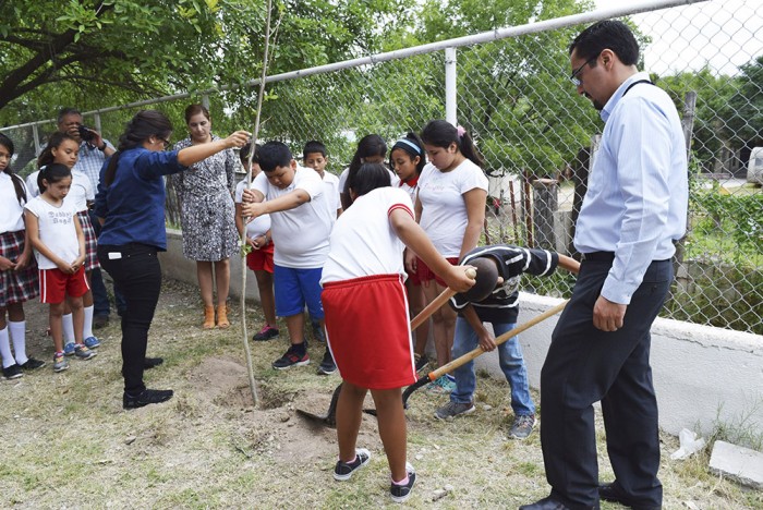 POR IMPACTO AMBIENTAL REPONEN ÁRBOLES A ESCUELAS DONADOS POR EMPRESA CATERPILLAR.
