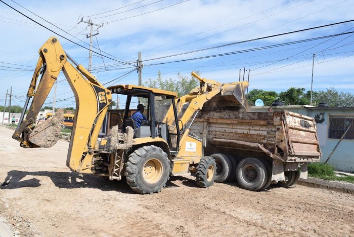 EN MARCHA TRABAJO DE PAVIMENTACIÓN EN LA CALLE BENJAMÍN CANALES O ANTIGUO CAMINO A LAS CUEVAS.