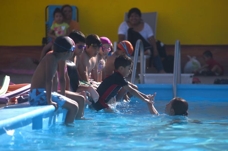 Disfrutan saltillenses del verano en Centros Acuáticos DIF Saltillo