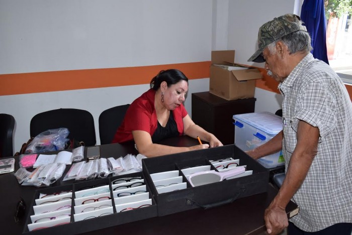CONTINÚA EL SISTEMA DIF OFRECIENDO PROGRAMA DE LENTES.