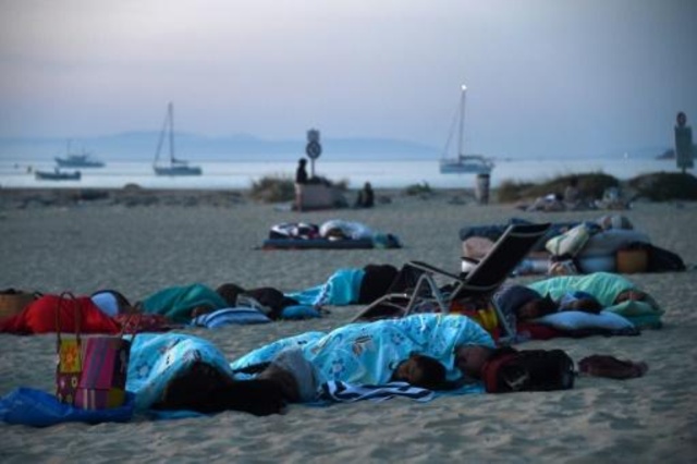 Duermen en la playa tras incendios forestales en Francia