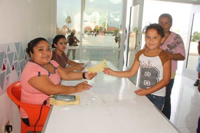 ENTREGAN BECAS DEL PROGRAMA “SIGUE ADELANTE”.