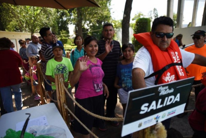 Disfrutan familias de paseos en lanchas en la Alameda