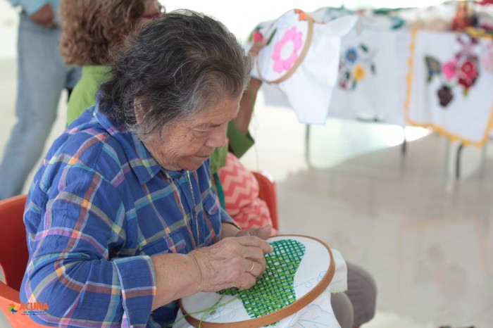 ABUELAS DE CENTRO COMUNITARIO EXHIBEN Y OFRECEN EN VENTA MANUALIDADES.