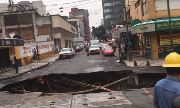 Las fuertes lluvias abren un inmenso socavón en Ciudad de México