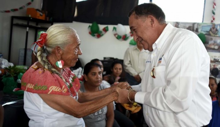 Convive Isidro con familias de colonia Miguel Hidalgo
