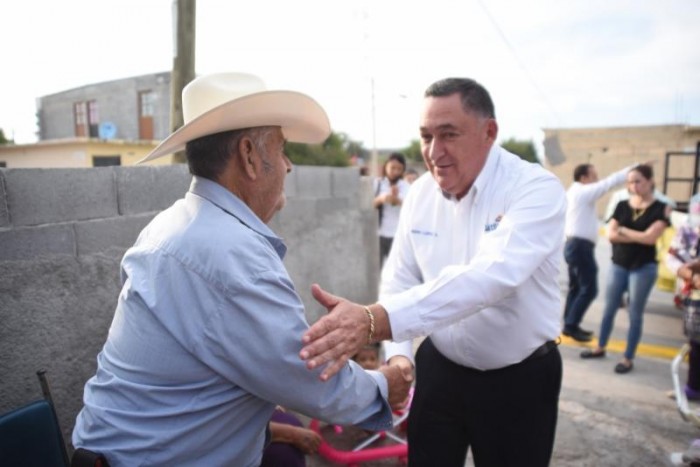 Entrega Isidro obras de drenaje en Puerta de Oriente