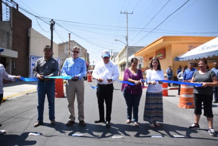 Entrega Isidro pavimentación de calle Acuña