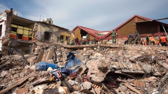 Aumenta a 90 los muertos por terremoto y contando.