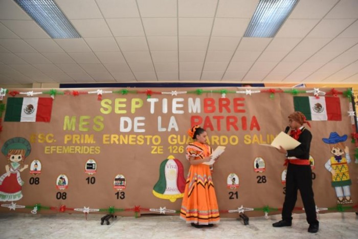 Presentan alumnos de primaria periódico mural en Presidencia
