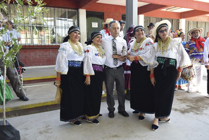 CON LA PLANTACIÓN DEL ÁRBOL POR LA PAZ, ARRANCA EL TERCER FESTIVAL DE FOLCLOR LATINOAMERICANO.