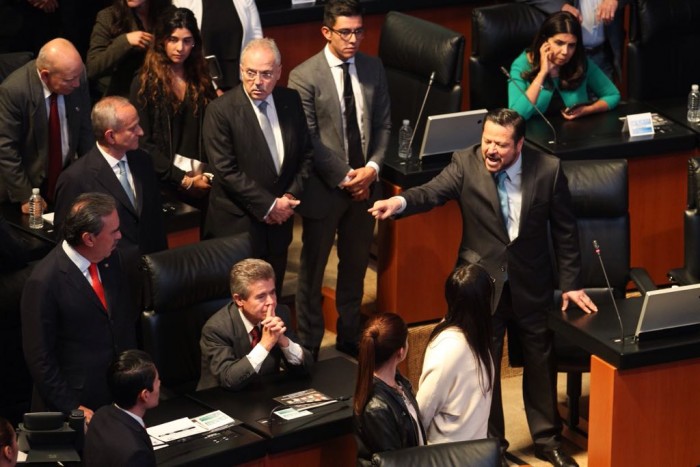 Entre reclamos asume Ernesto Cordero Presidencia del Senado.