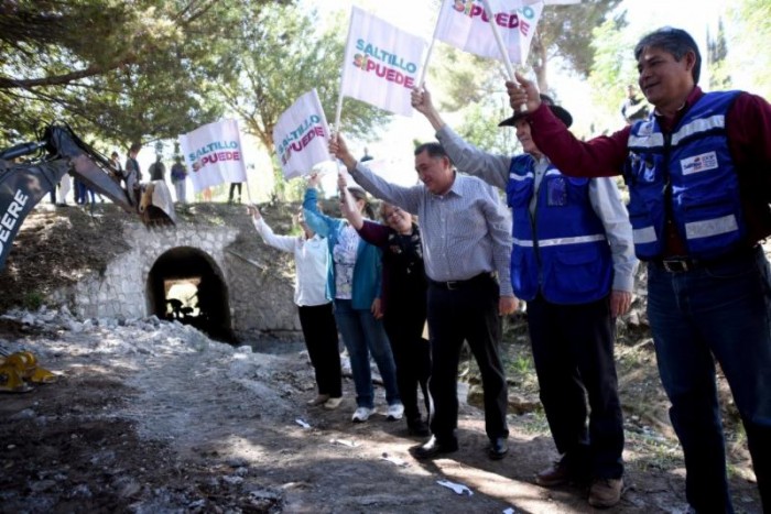Arranca Isidro rehabilitación de puente en Parques de la Cañada