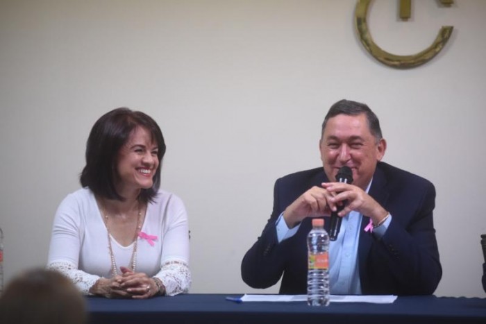 Inaugura Isidro el Foro “Hablemos del Cáncer de Mama”