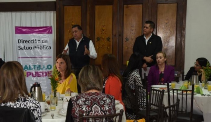 Reconoce Isidro López labor de médicos