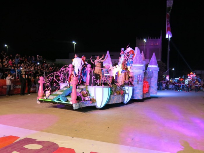 EN PAZ Y TRANQUILIDAD, MÁS DE  100 MIL LAGUNEROS DISFRUTAN DEL DESFILE NAVIDEÑO “DULCE NAVIDAD”
