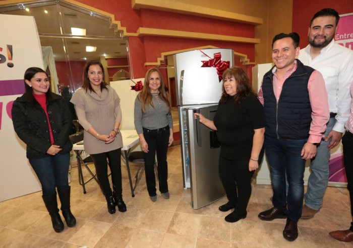 ENTREGA MARCELA GORGÓN DE RIQUELME EQUIPAMIENTO PARA COMEDORES EN LA REGION NORTE