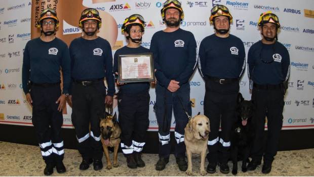 Binomios caninos reciben premio por su labor en los sismos de septiembre