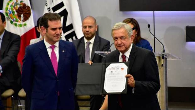 López Obrador promete someter su presidencia a una consulta popular cada dos años