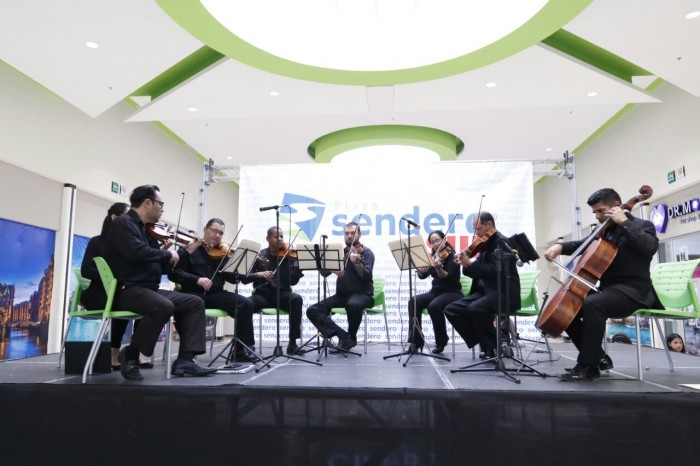 Disfrutan saltillenses presentación de ensamble musical en Sendero Sur