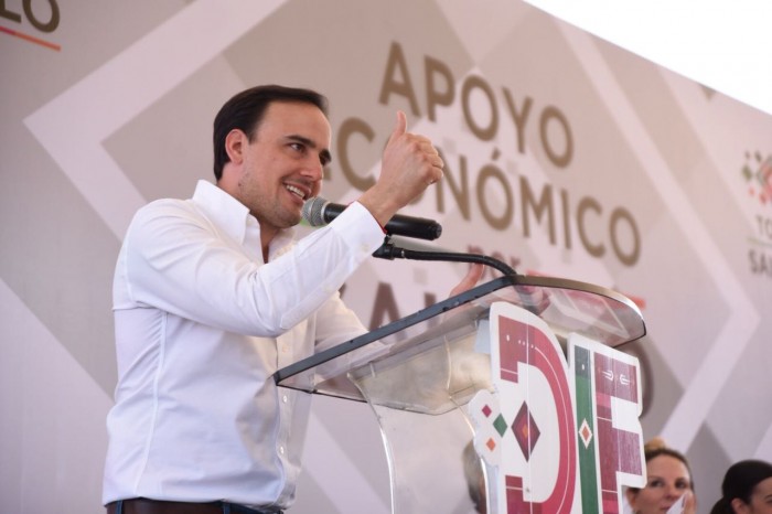 Entrega Manolo Jiménez apoyos a adultos mayores y personas con discapacidad