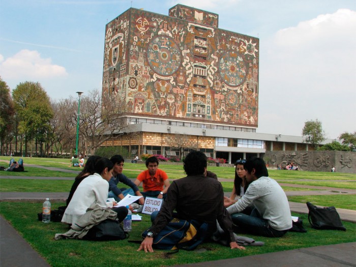 La UNAM suspende a vigilantes que no apoyaron a estudiante que denunció narcomenudeo