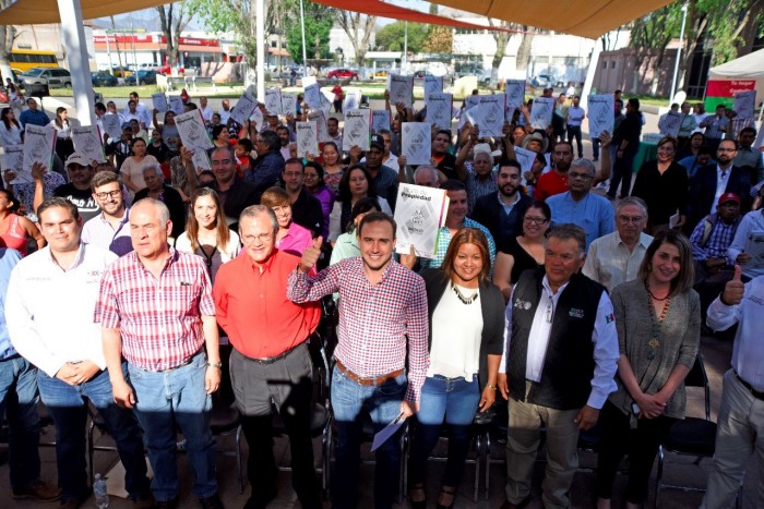 Entrega Manolo más de 100 escrituras