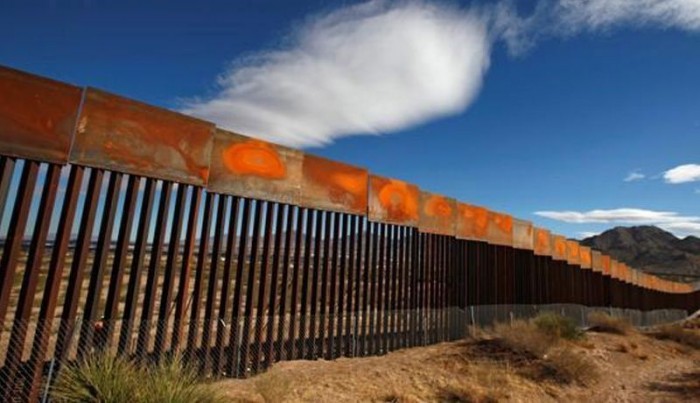 Gobernadores de Texas y Arizona respaldan militarización de la frontera con México