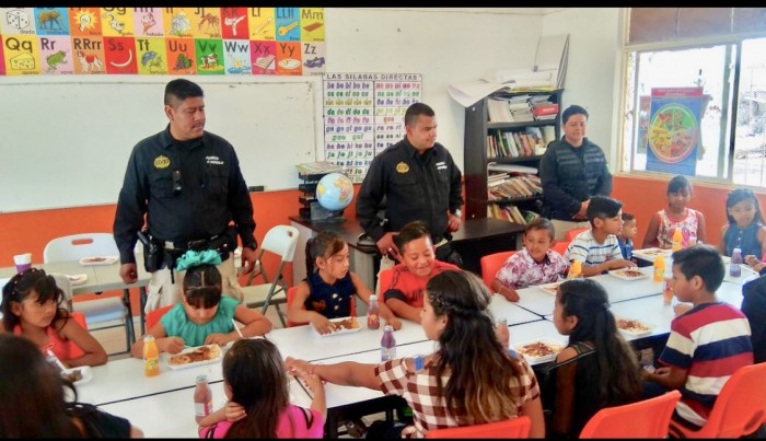 Elementos de Seguridad pública festejan a los niños de Coahuila
