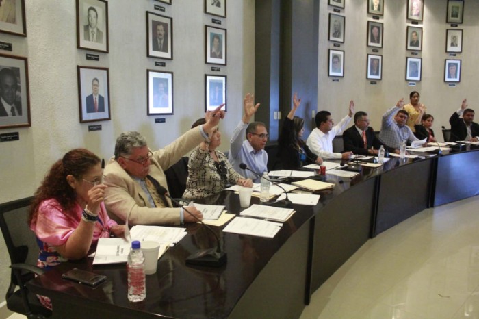 APRUEBAN PERMANENCIA DEL ALCALDE HASTA EN TANTO DICTAMINA EL CONGRESO SOBRE SOLICITUD DE LICENCIA.