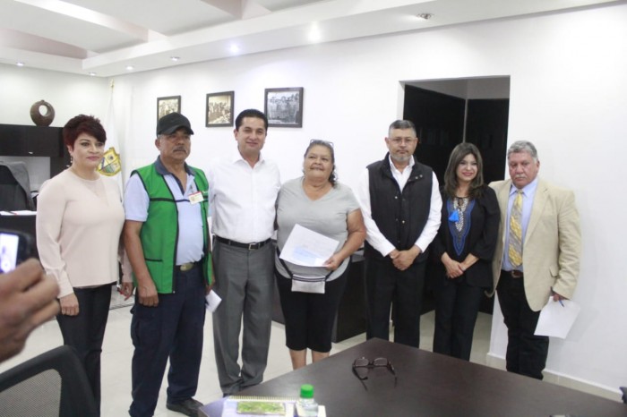 INDEMNIZAN A JEFES DE FAMILIA AFECTADOS EN SU VIVIENDA POR INCENDIO.