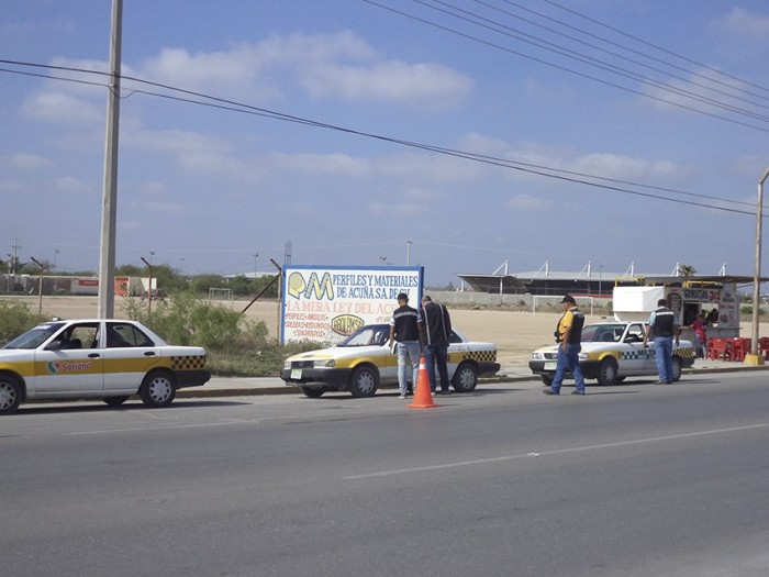 EN OPERATIVO INFORMATIVO, INVITAN A TAXISTAS A CUMPLIR CON TRÁMITE DE PERMISO DE RUTA.