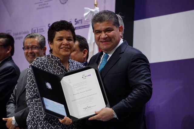 ENTREGAN PRESEAS A MAESTROS COAHUILENSES QUE CUMPLEN 30, 40 Y 50 AÑOS DE SERVICIO