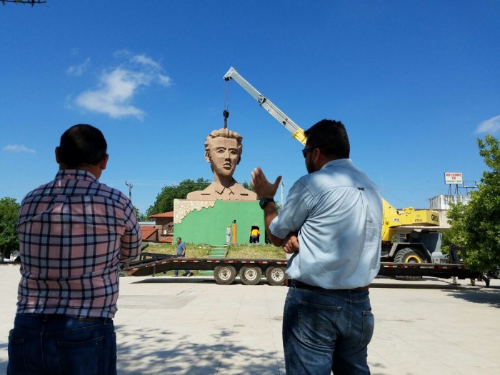 INICIAN RETIRO DEL BUSTO DE MANUEL ACUÑA DE LA GRAN PLAZA.