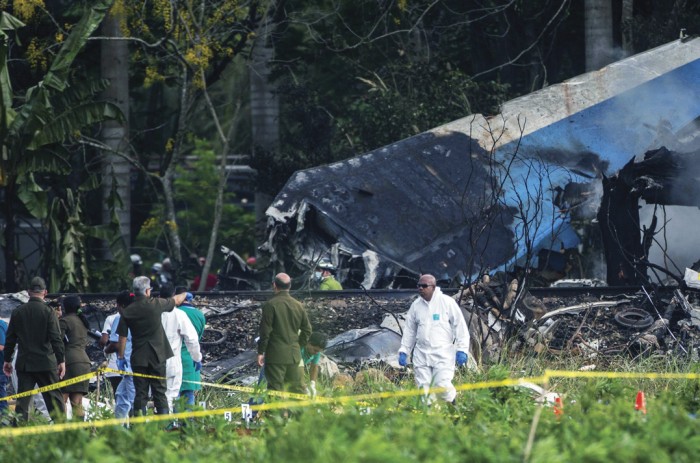 SCT confirma tripulación de mexicanos en avión que se desplomó en La Habana