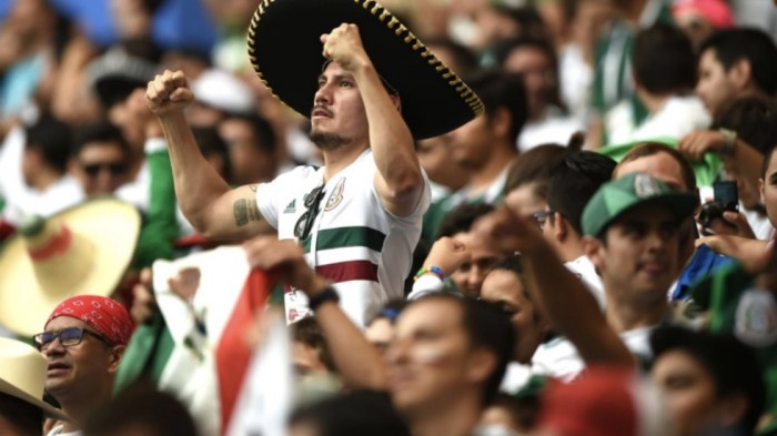 La hinchada de México reemplazó su canto homofóbico al portero rival por un hit de Luis Miguel