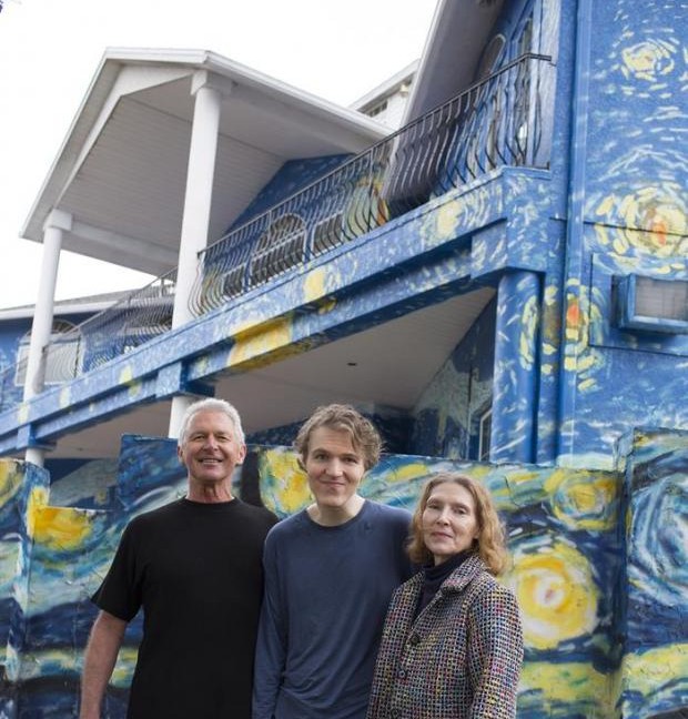 Convierten su casa en obra de Van Gogh para que su hijo autista pueda volver