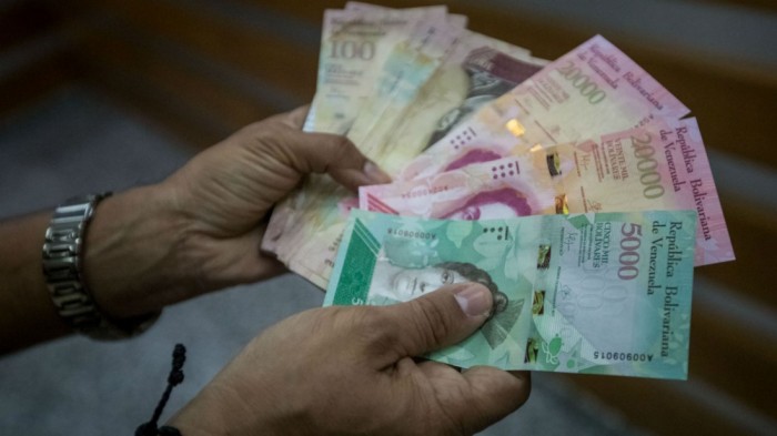 La paradoja de comprar billetes para pagar en Venezuela