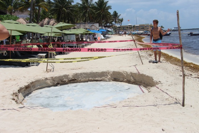 No es la CDMX; se abre socavón en zona turística de Playa del Carmen