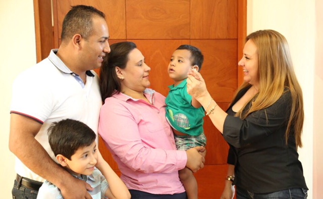 IMPLANTES COCLEARES CONECTAN A LA VIDA