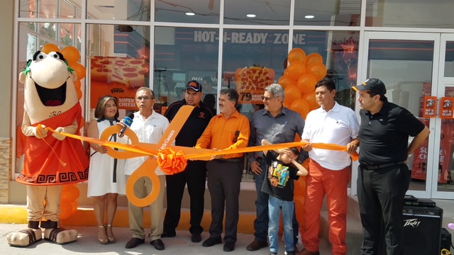 INAUGURARON PRIMERA DE TRES SUCURSALES DE LITTLE CAESARS PIZZA.
